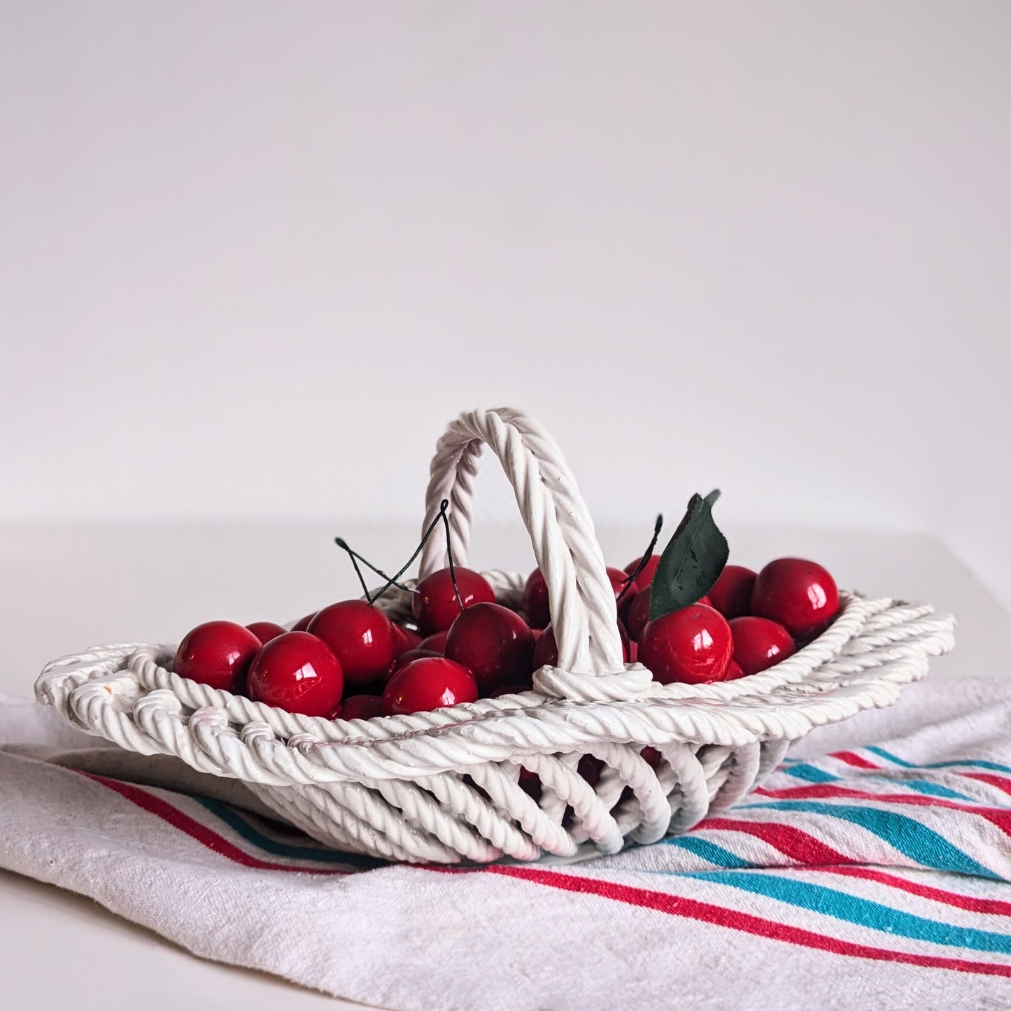 Barbotine trompe l'oeil panier de cerises