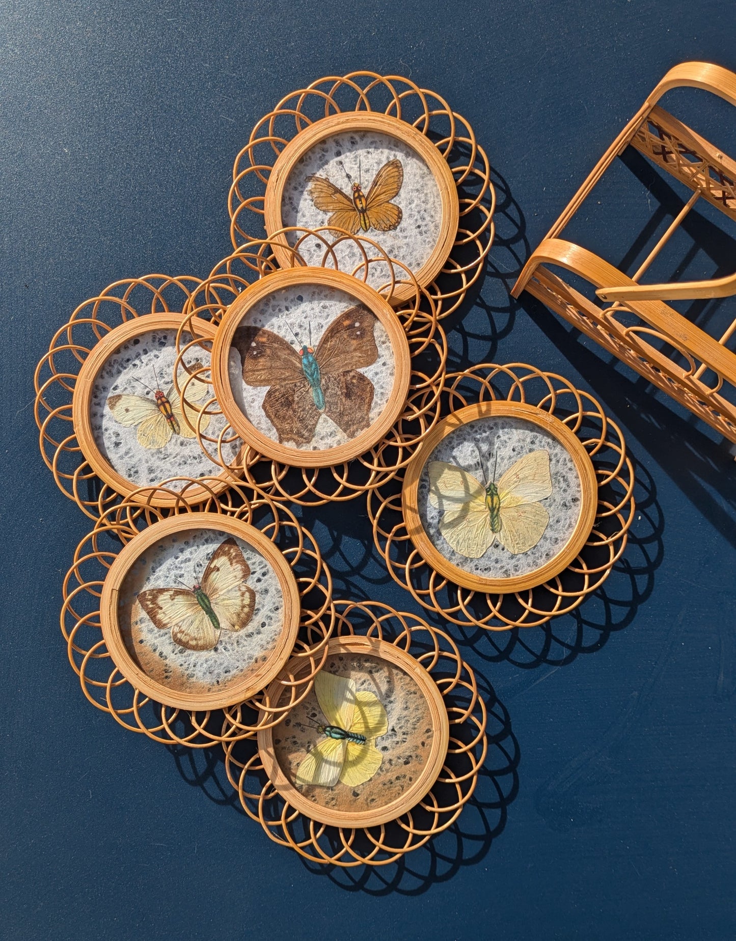 Sous verre vintage rotin et papillons