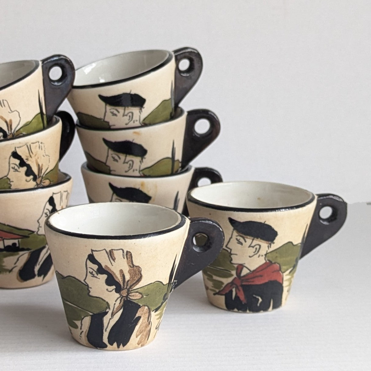 R. Gaïtaud 8 petites tasses décor Basque
