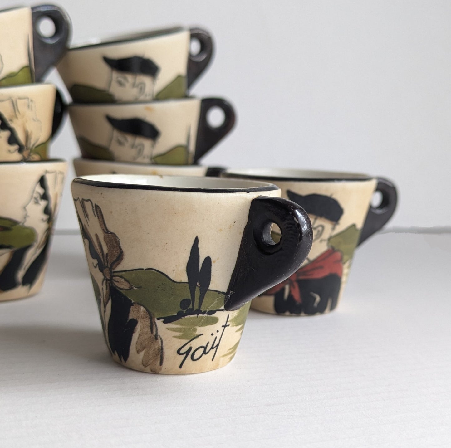 R. Gaïtaud 8 petites tasses décor Basque