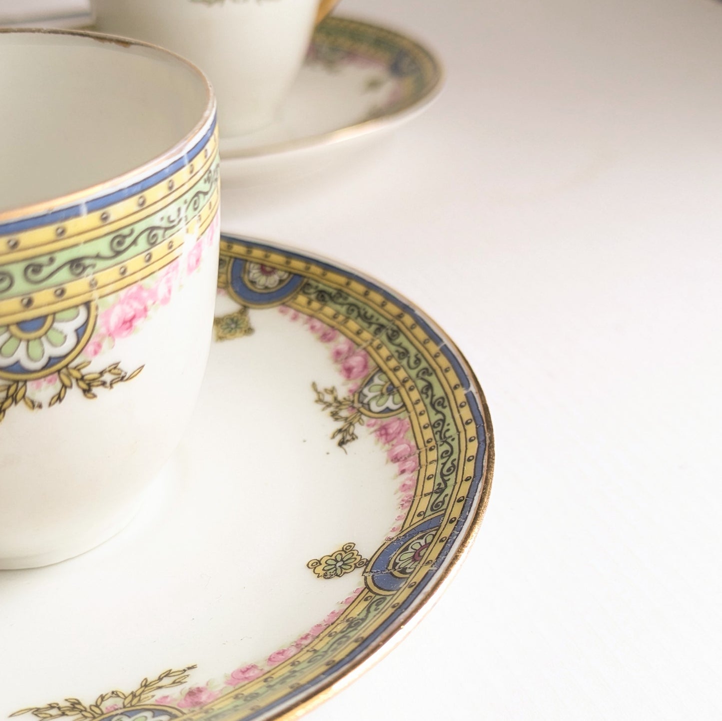 7 tasses et sous tasses en porcelaine de Limoges