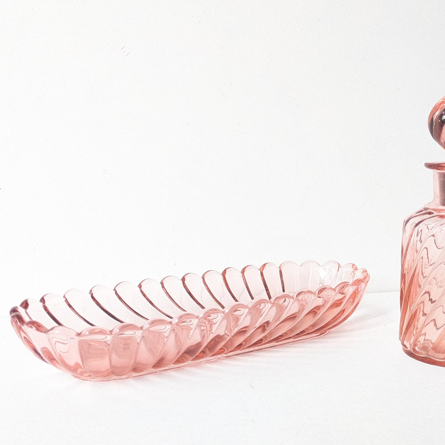 Garniture de toilette en verre moulé rose à côtes torses. BAYEL
