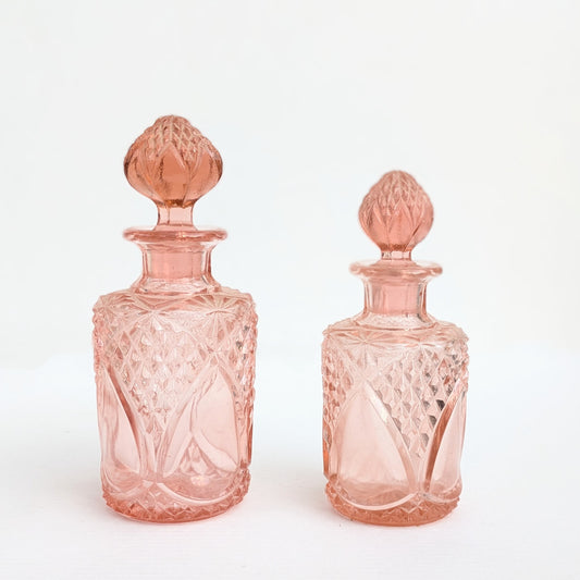 flacons anciens en verre rose