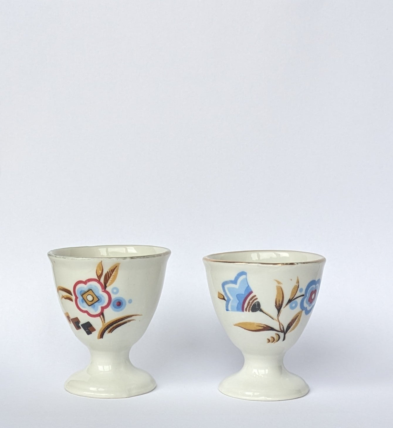 Duo de coquetiers décor floral stylisé en porcelaine