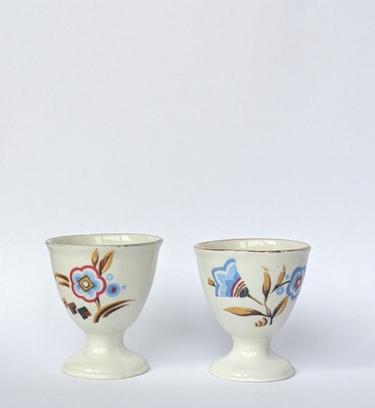 Duo de coquetiers décor floral stylisé en porcelaine