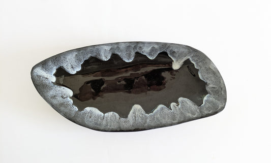 Grand plat style Vallauris écume