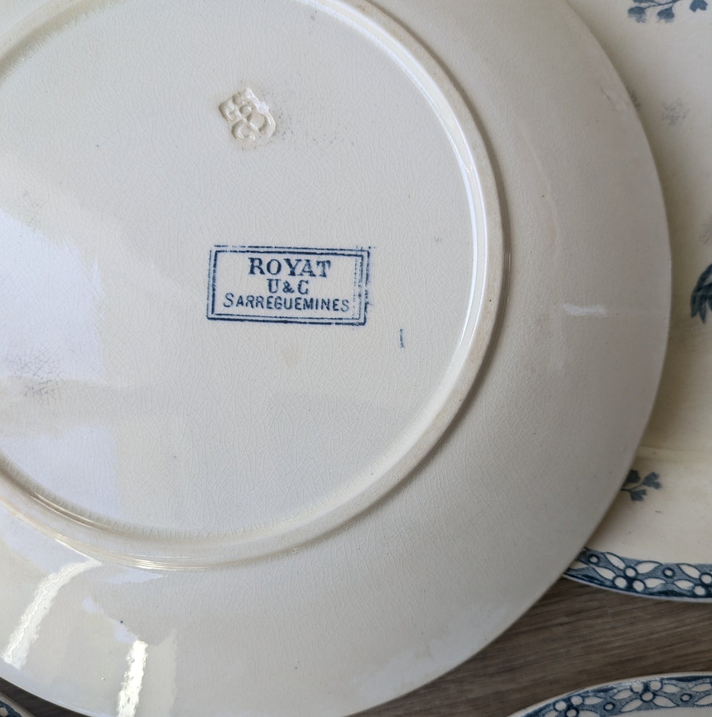 Dos d'assiette estampillée U & C Sarreguemines Royat en terre de fer
