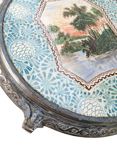 Dessous de plat ancien en Terre de Fer polychrome, médaillon paysage romantique et monture en métal argenté