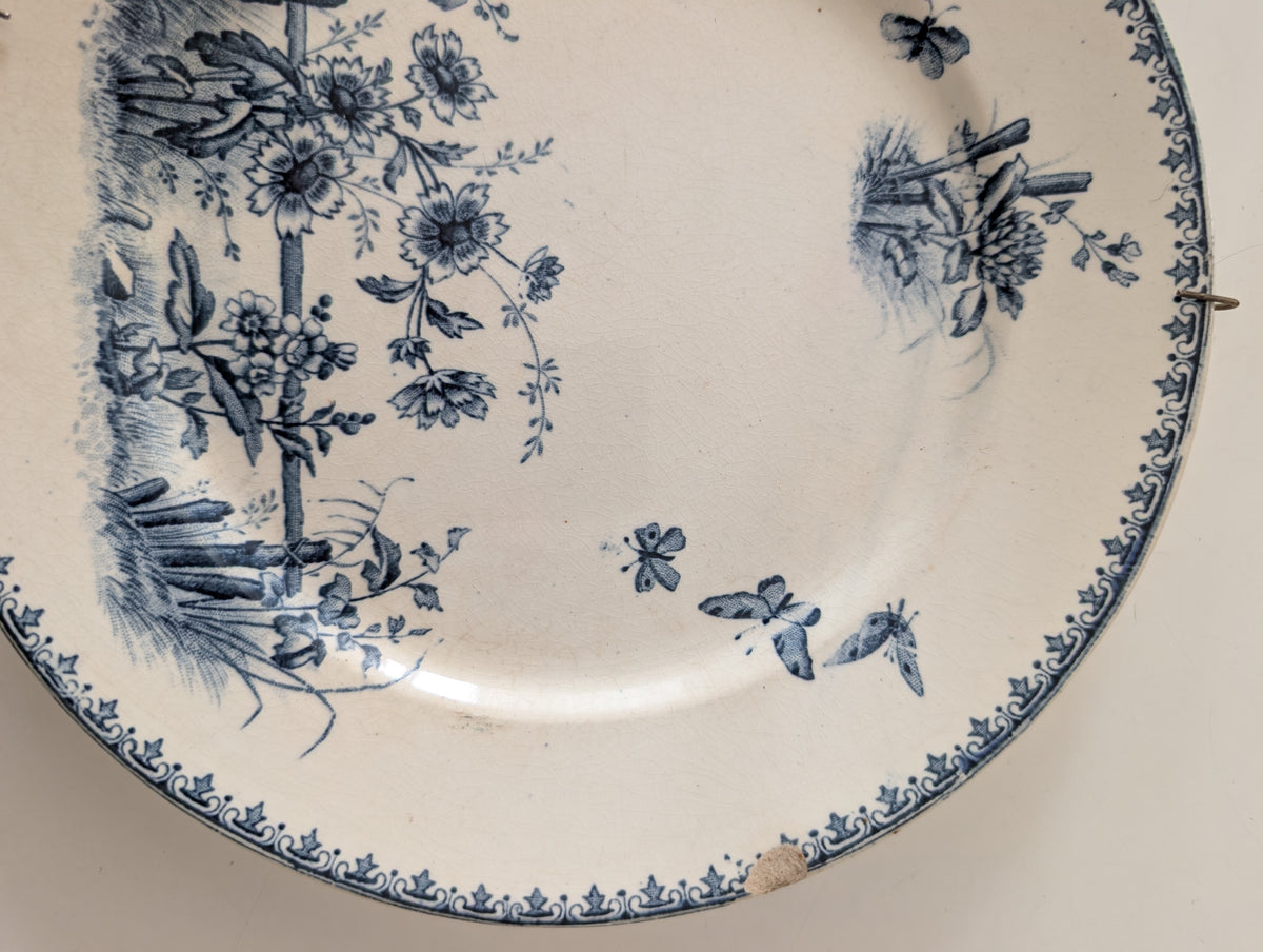Assiette Ancienne en Terre de Fer "Tsarine" – U&C Sarreguemines (Décor Bleu, Fin XIXe Siècle)