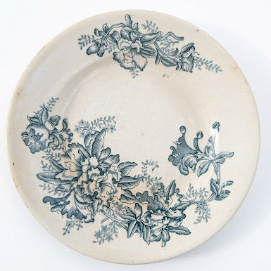 Assiette ancienne en terre de fer Givors, modèle Floréal (c. 1900). Décor botanique bleu cobalt raffiné. Pièce authentique pour une table vintage chic.