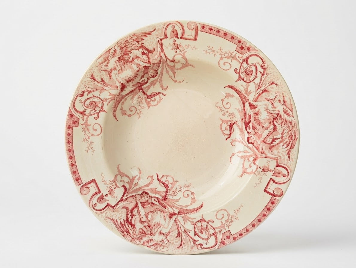 Assiette creuse ancienne terre de fer K&G Lunéville modèle Griffon (fin XIXe). Décor mythologique rouge carmin. Pièce rare d'art de la table vintage.