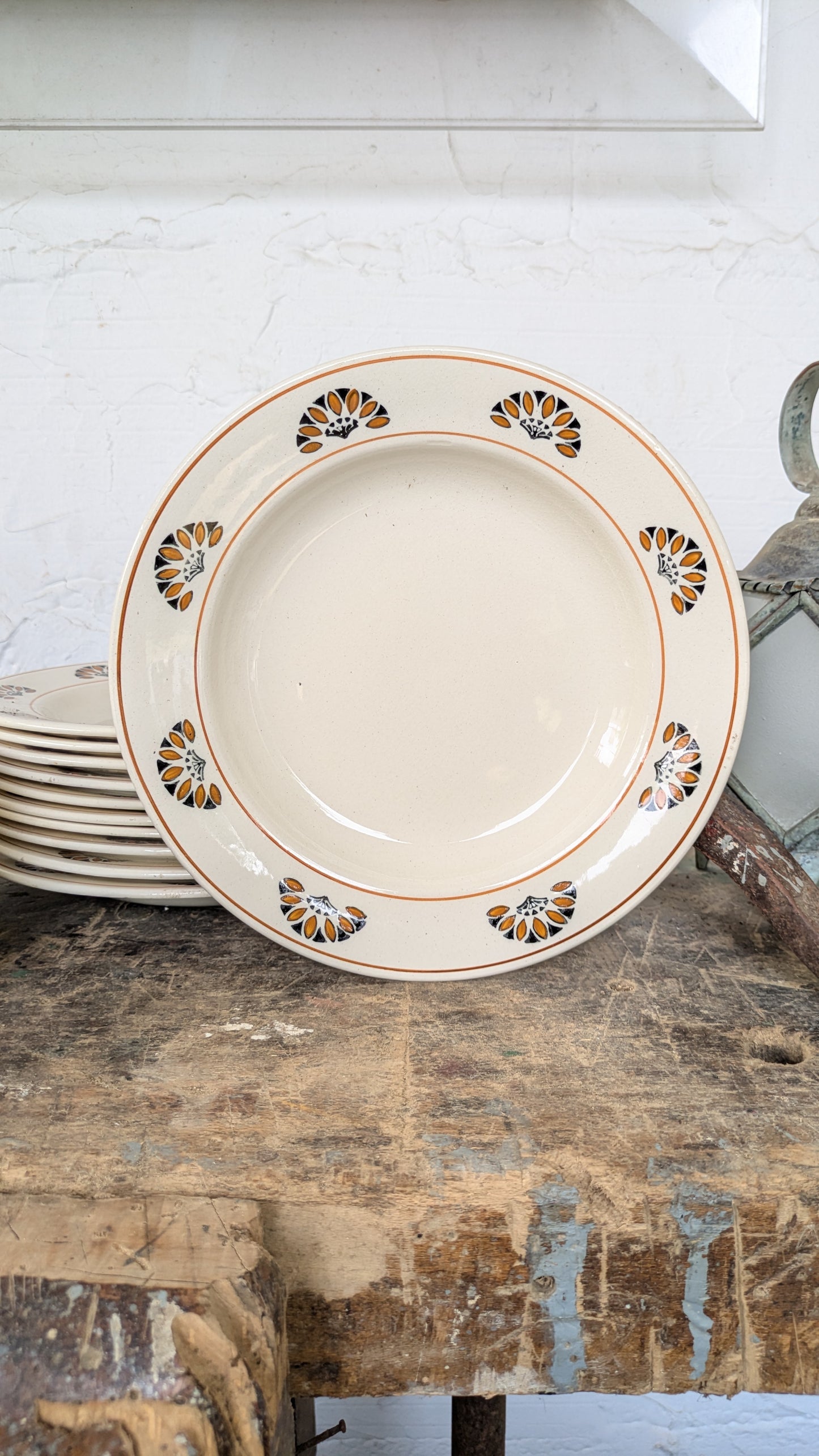 Assiette creuse ancienne en terre de fer, Art Déco fin début 20eme, Salins charbonnier modèle Pharaon
