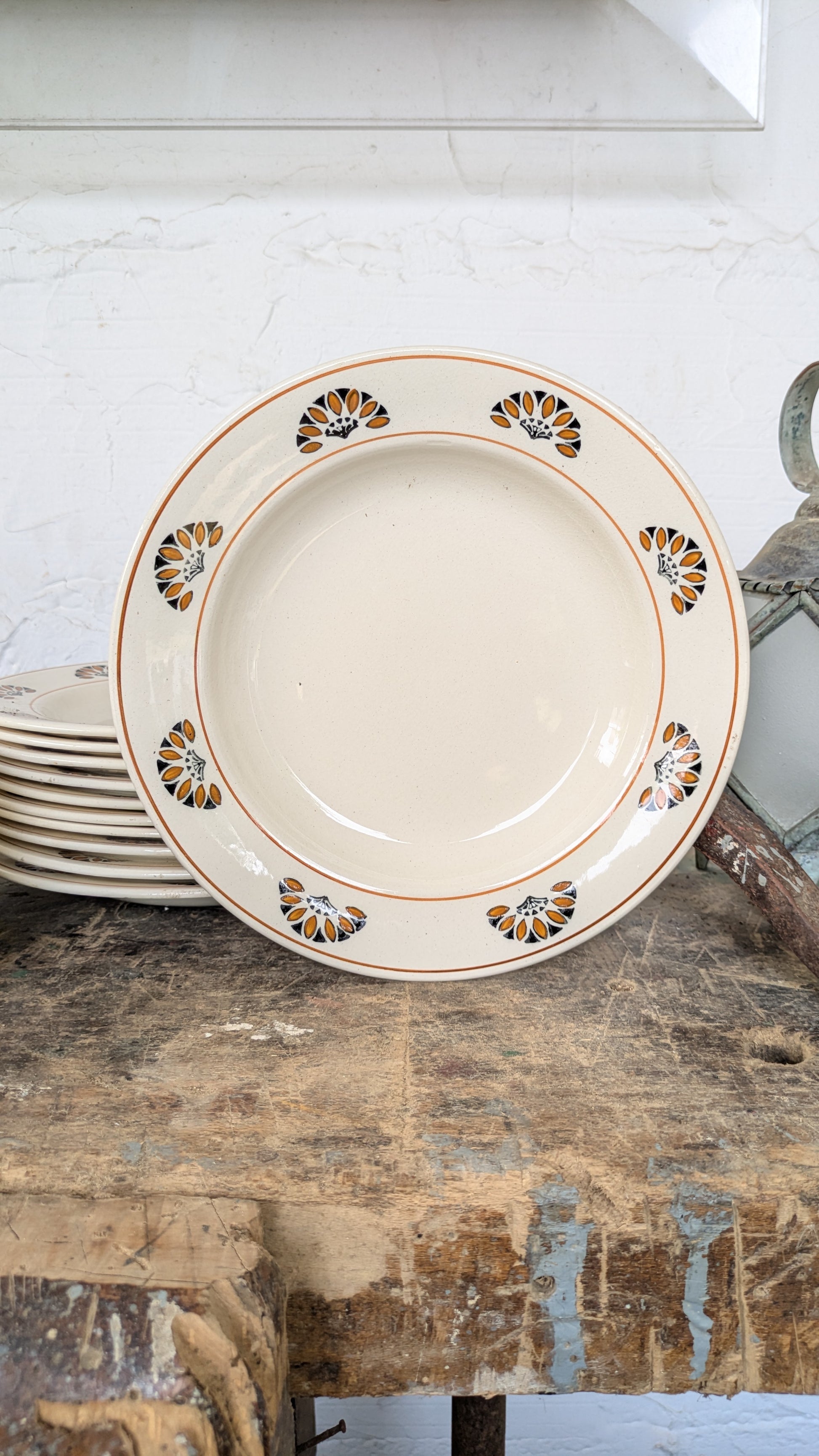 Assiette creuse ancienne en terre de fer, Art Déco fin début 20eme, Salins charbonnier modèle Pharaon