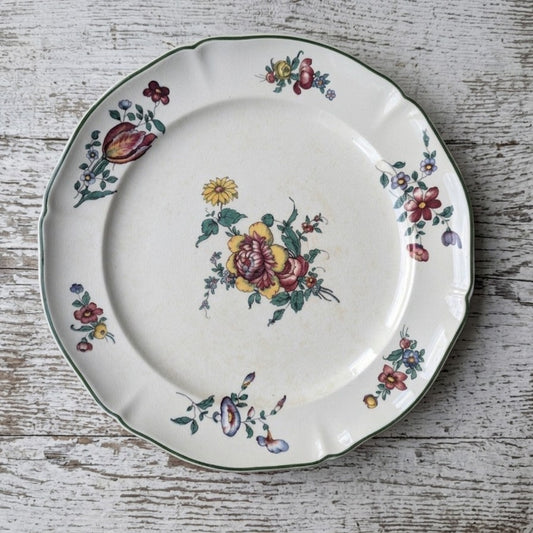 Assiette en faïence Villeroy & Boch Mettlach décor floral Vieux Strasbourg avec liseré vert, vue de dessus.