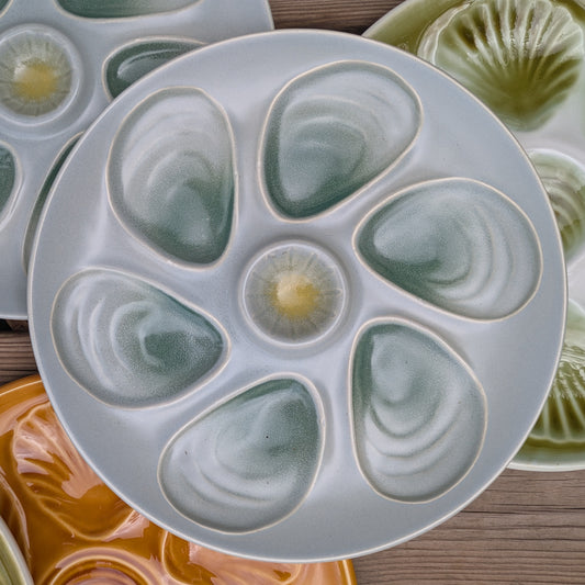 Assiette à huîtres ancienne en faïence de Salins gris-bleu et vert céladon à 6 compartiments, vaisselle vintage de collection.
