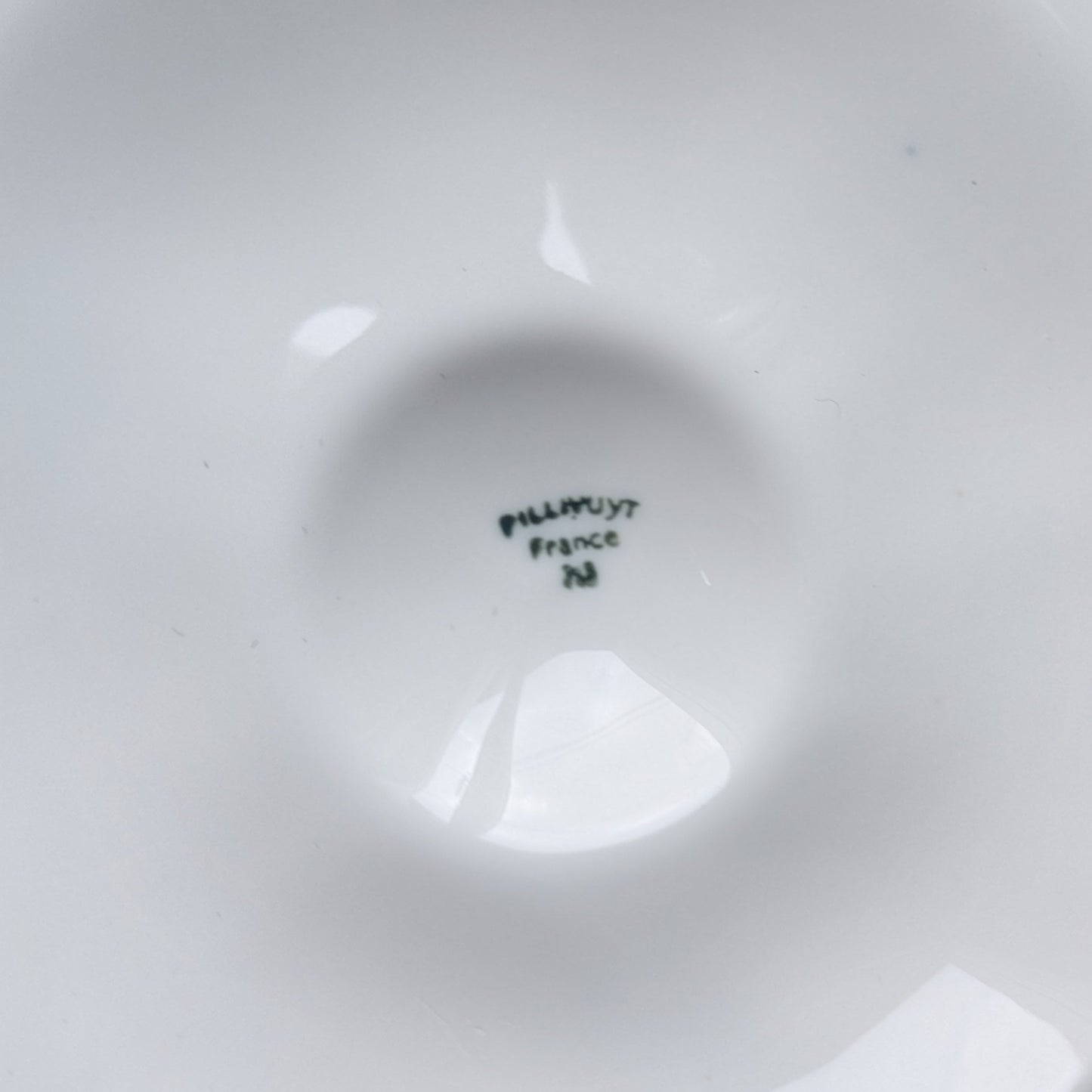 Marque au tampon sous assiette a huitres Pillivuyt 