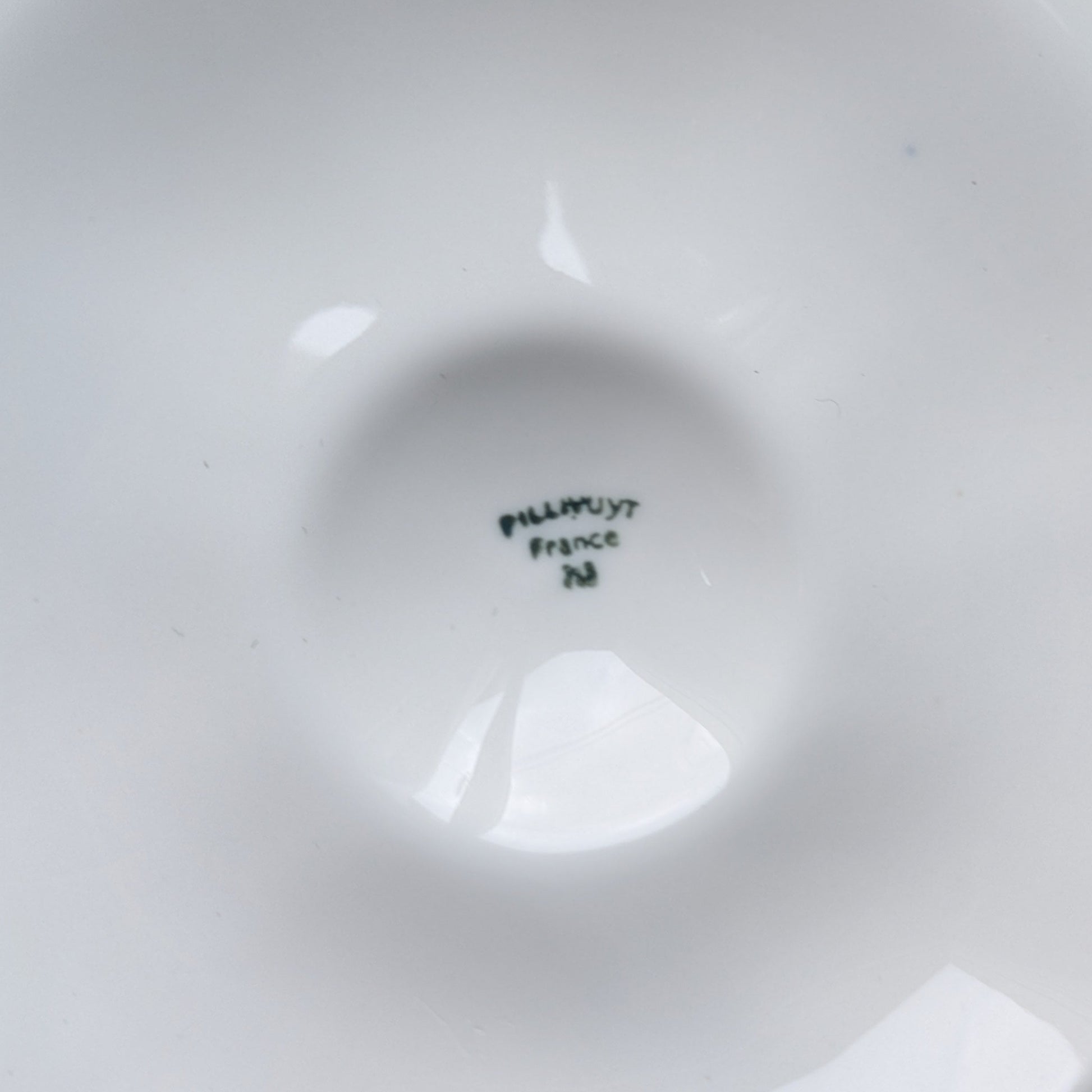 Marque au tampon sous assiette a huitres Pillivuyt 