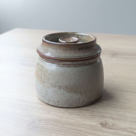 Beurrier à eau en grès artisanal par Jean-Pierre Prud'homme, poterie de Puisaye, ton beige et terre."