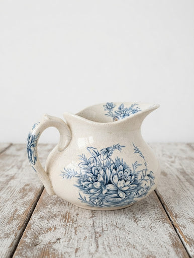 Broc joufflu ancien en terre de fer Givors, modèle RIO. Superbe décor floral nénuphars bleu et charme campagne chic. 