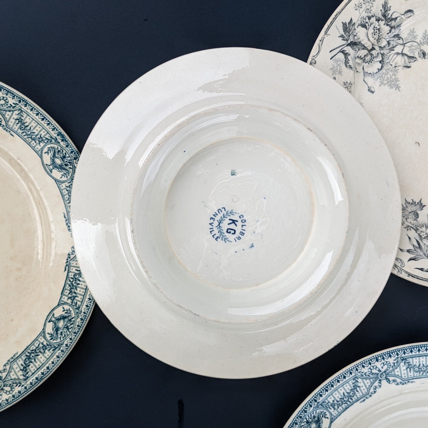 Revers d'une assiette ancienne avec estampille bleue "KG Lunéville Colibri" entourée d'une couronne de lauriers