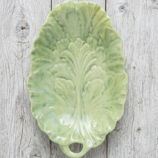 Dos du plat en majolique barbotine de Bavière en forme de feuille verte, Bareuther Waldsassen.