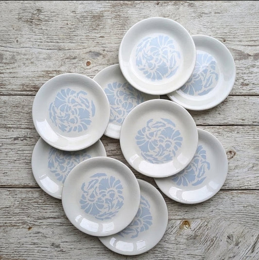 Ensemble de 9 assiettes à dessert vintage Ceraminter Italy, motif fleurs bleues sur faïence blanche