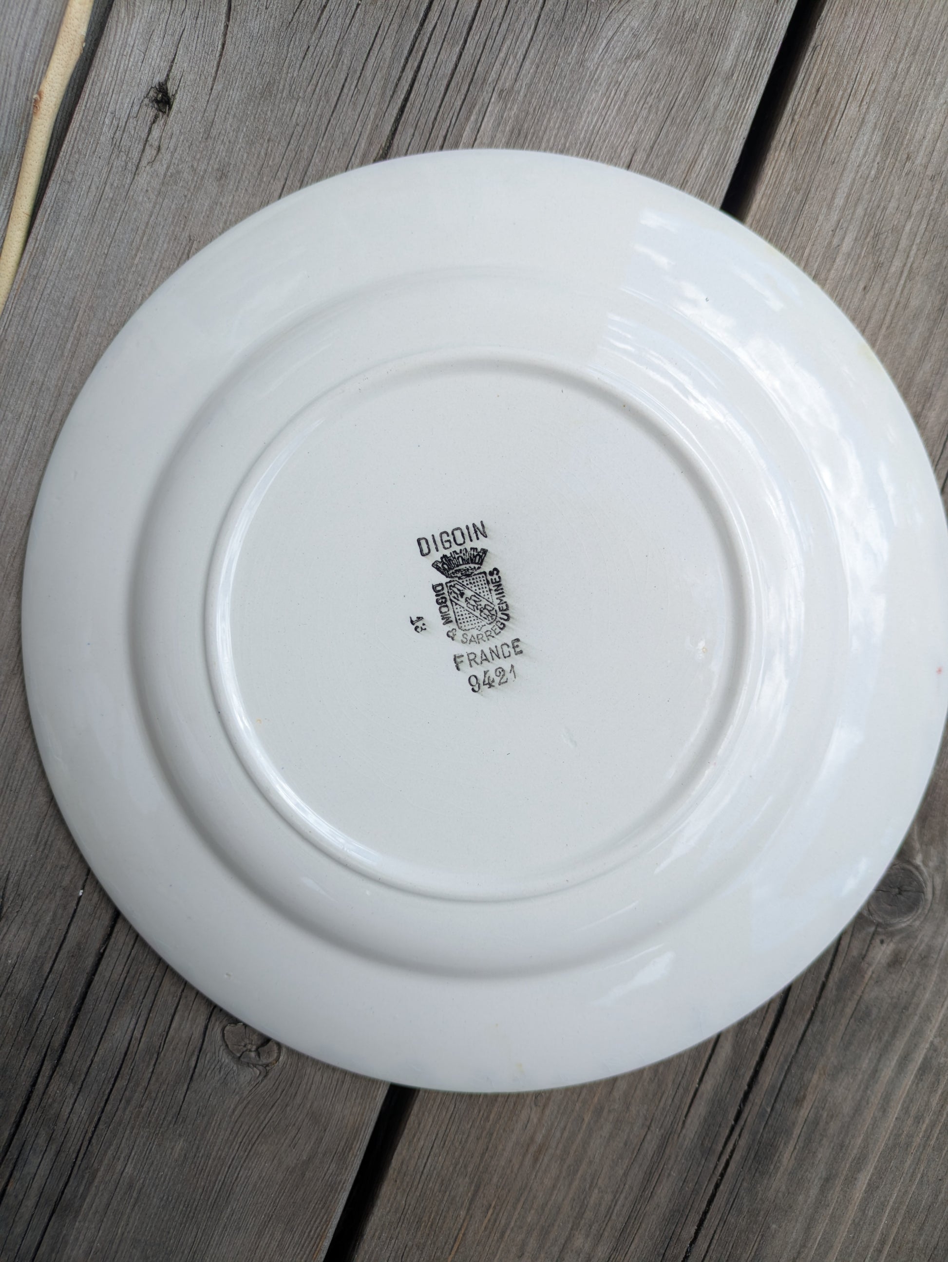Assiette estampillée au dos Digoin Sarreguemines modèle 9421