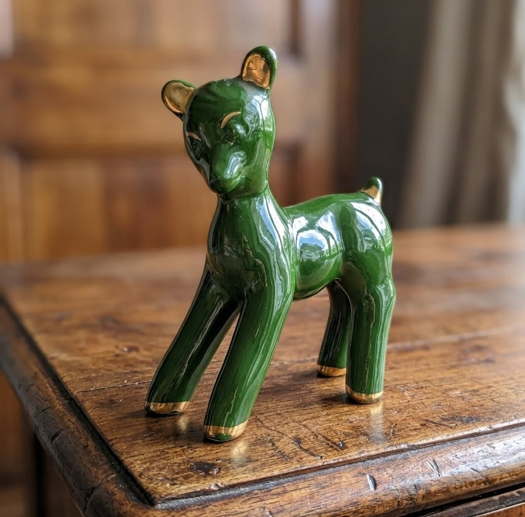 Petit sujet en céramique émaillée verte et dorée faon 