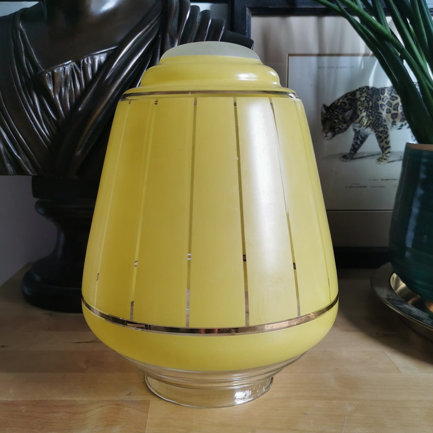 Globe in yellow granite glass with gold borders