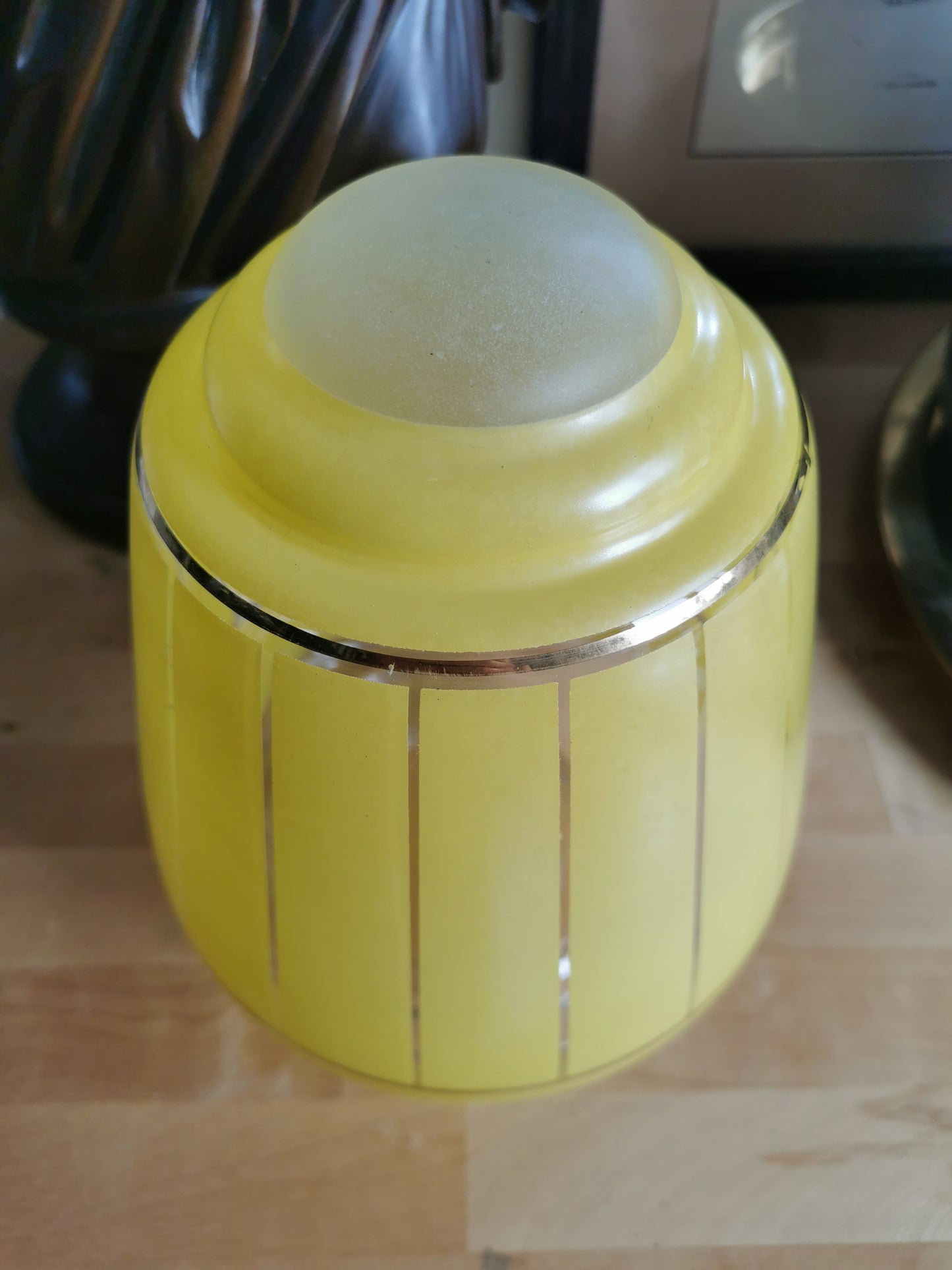 Globe in yellow granite glass with gold borders