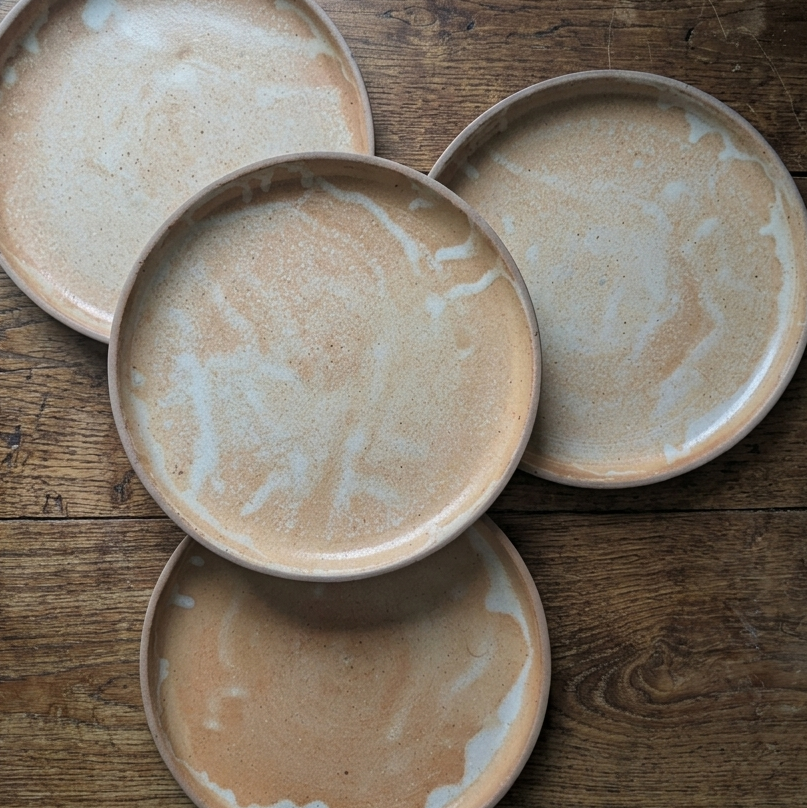 Lot de quatre assiettes en grès fait main