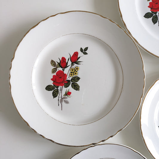 Moulin des Loups Orchies flat plate with red rose motif