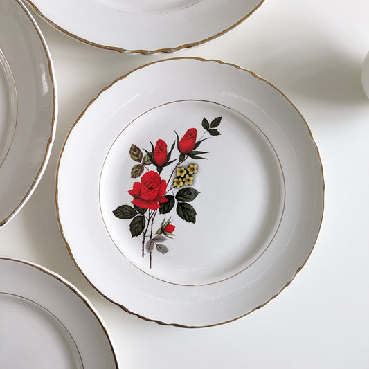 Moulin des Loups Orchies dessert plate with red rose motif