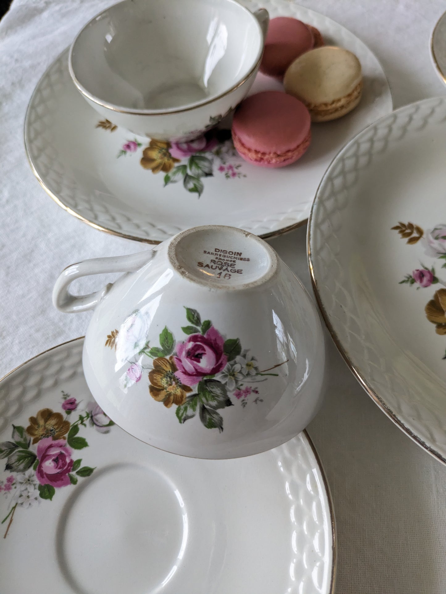 4 tasses et sous tasses Digoin Sarreguemines modèle Roses sauvages