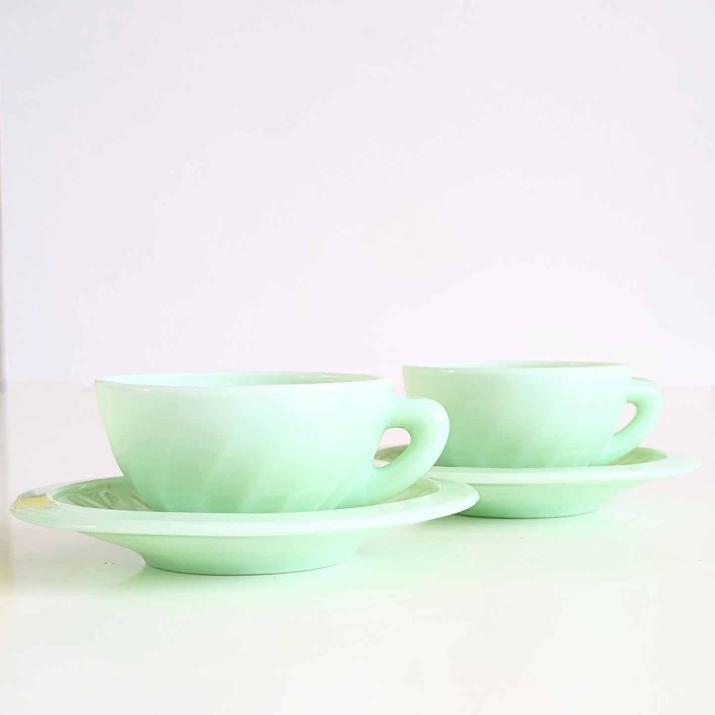 2 tasses à expresso en opaline jadéite