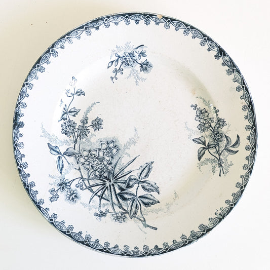 Assiette plate ancienne en terre de fer Margot