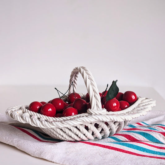 Trompe l'oeil, Panier de cerises en barbotine