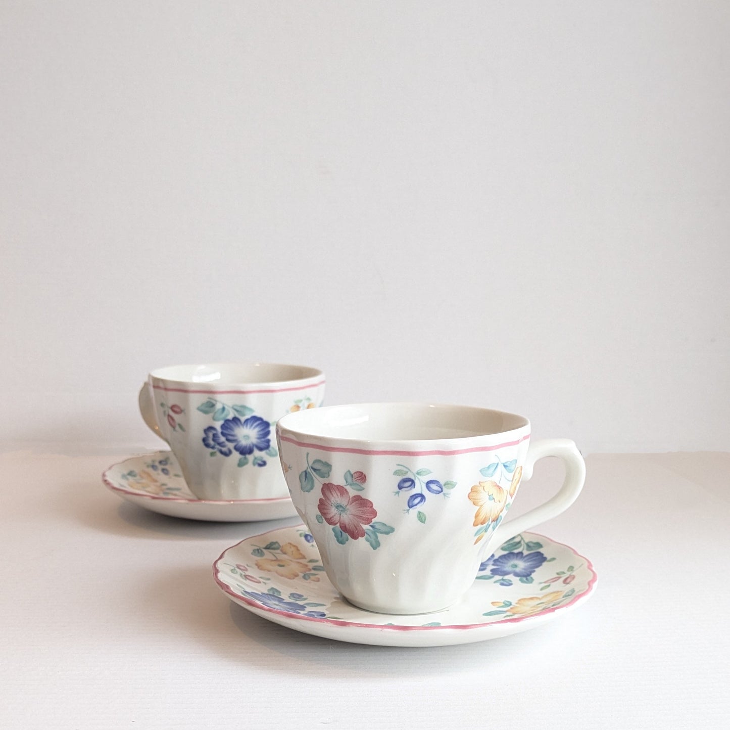 2 tasses et sous tasses Churchill Staffordshire England