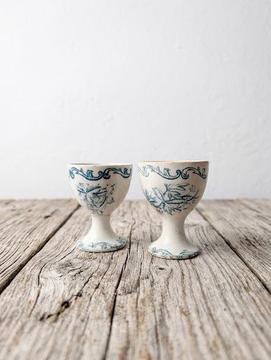 Ravissante paire de coquetiers anciens en terre de fer à décor floral bleu. Charme campagne chic authentique pour votre table. Une pièce unique de collection !