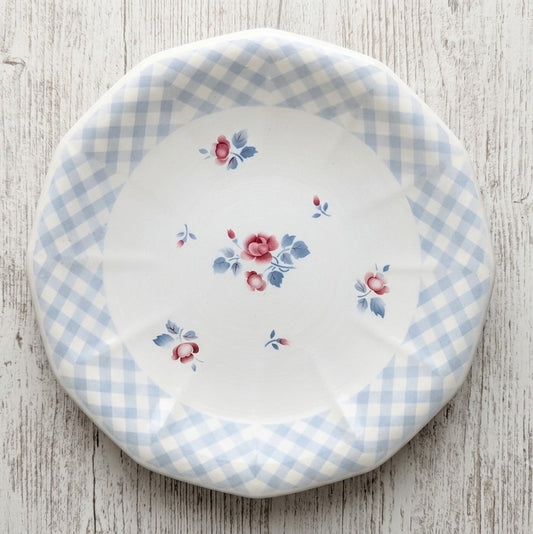 Plat creux calotte Digoin Sarreguemines modèle Bastia. Coupe à fruits vintage en faïence, décor roses et vichy bleu. Très bon état. Envoi soigné