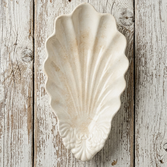 Ravier ancien en forme de coquille signé Digoin Sarreguemines. Faïence vintage joliment patiné et craquelé