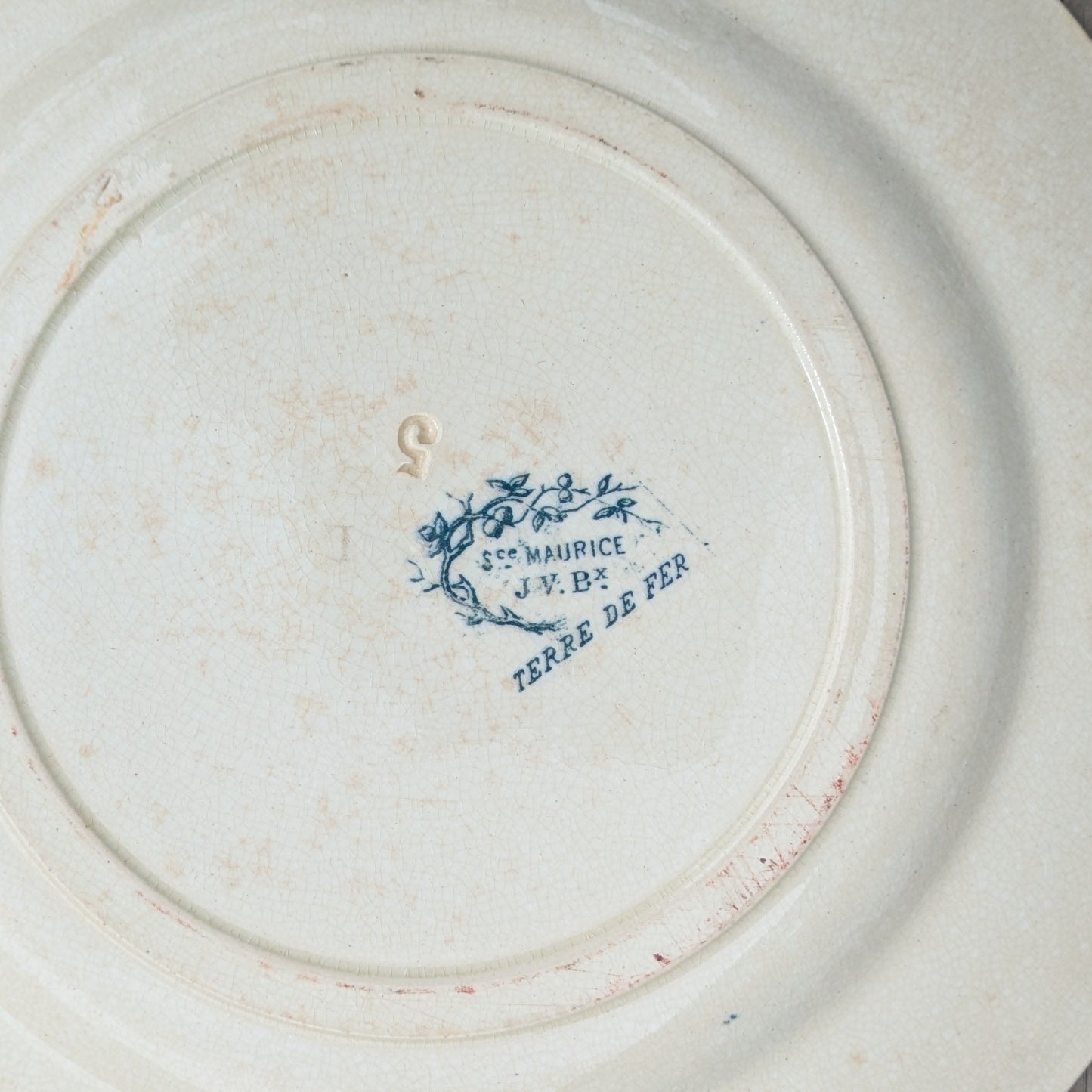 Revers assiette terre de fer modèle Maurice, Jules Vieillard Bordeaux avec marque au tampon 