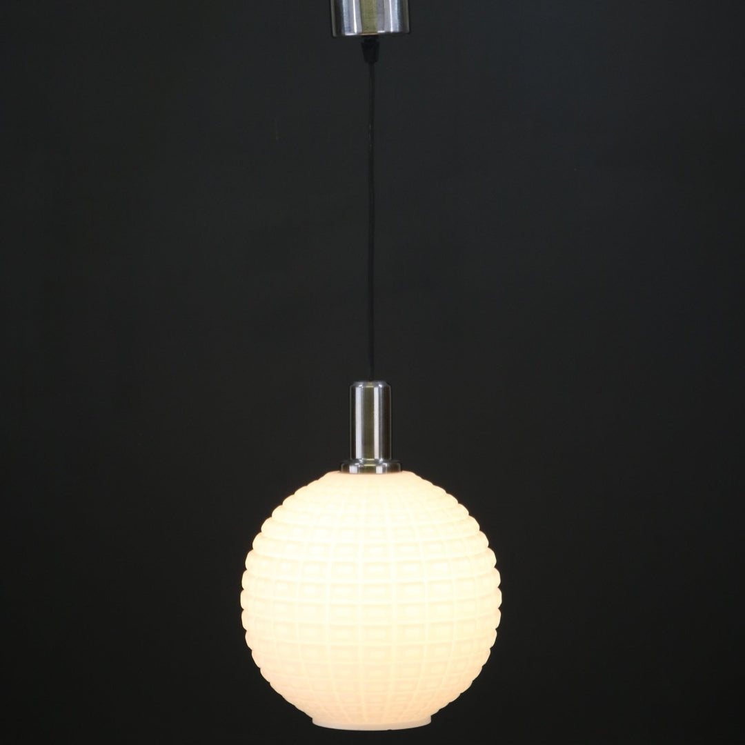 suspension sphère opaline années 70