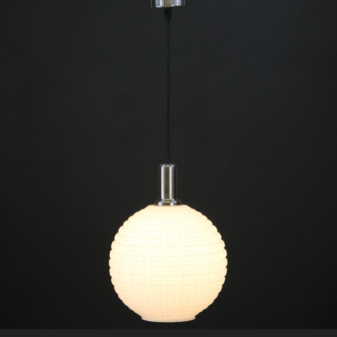 suspension sphère opaline années 70