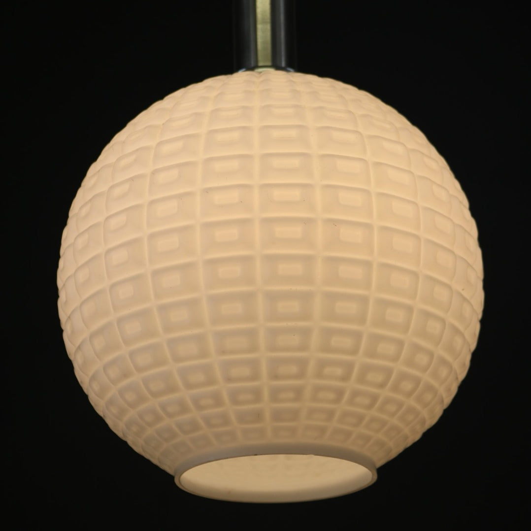 Suspension Globe Opaline Vintage à Relief Géométrique