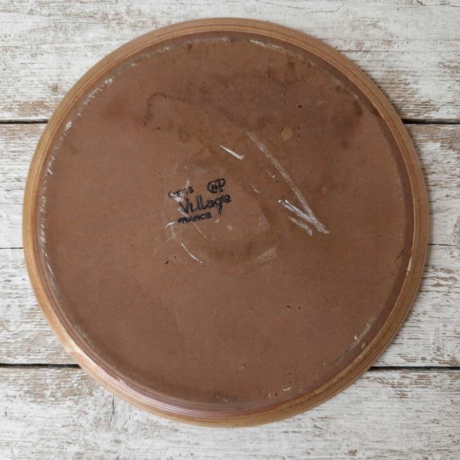 Grand plat creux rond en grès naturel de la manufacture française Grès Village, diamètre 30 cm, dessous du plat et tampon.