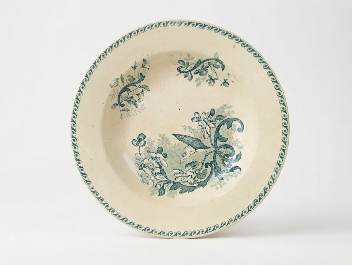 assiette creuse ancienne en terre de fer modèle papillon Creil et Montereau 