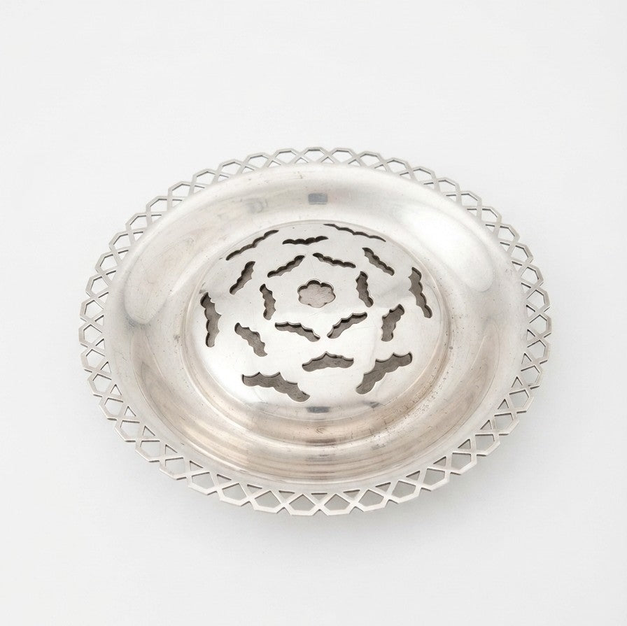 Beurrier ancien style coquillor en métal argenté brillant avec dôme central ajouré et bordure géométrique sur fond blanc