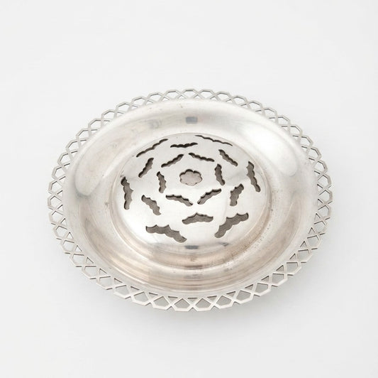 Beurrier ancien style coquillor en métal argenté brillant avec dôme central ajouré et bordure géométrique sur fond blanc
