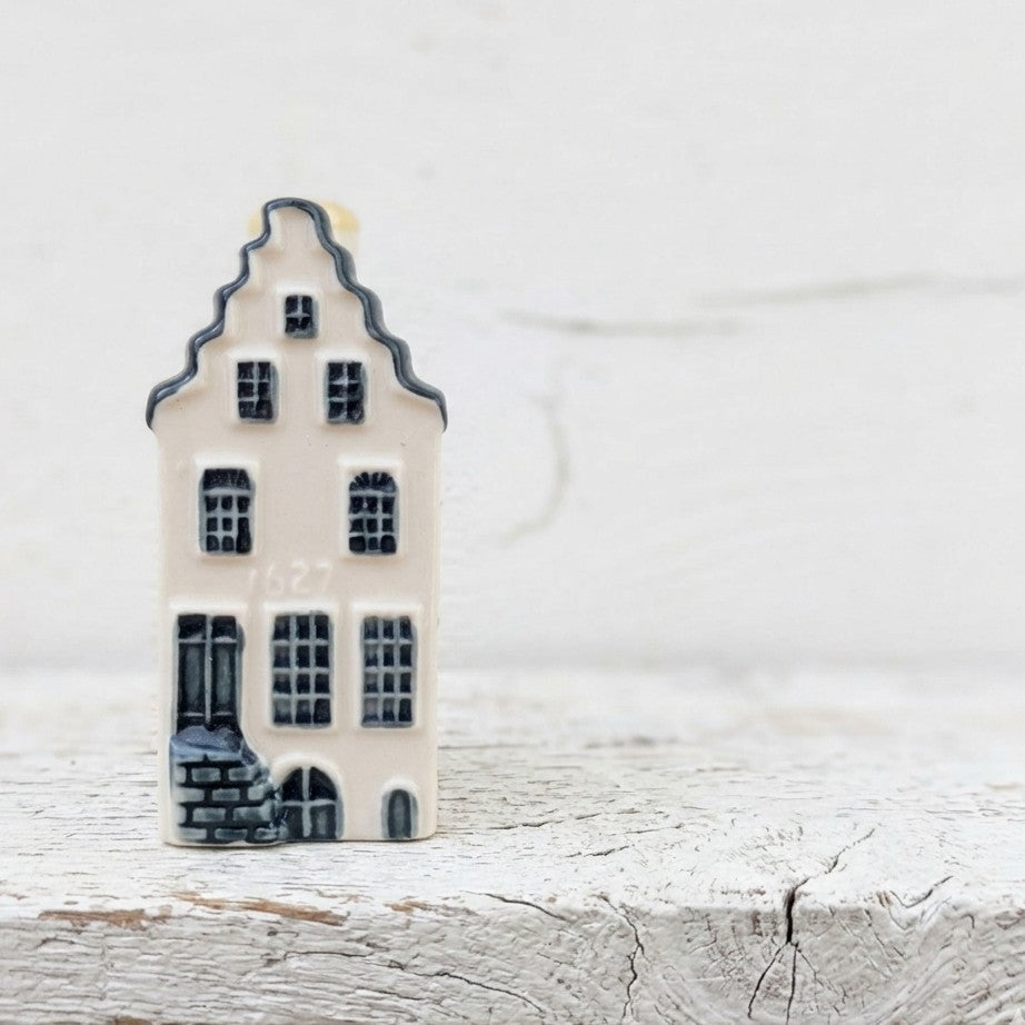 Maison miniature KLM n°02 en porcelaine de Delft, façade principale avec inscription 1627, très bon état.